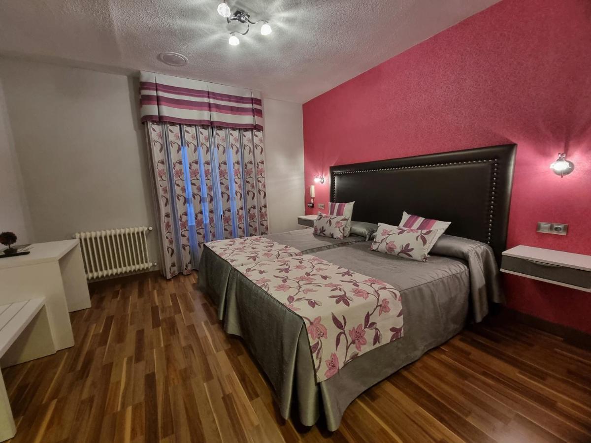 Hostal Sainz Riaño Exteriör bild