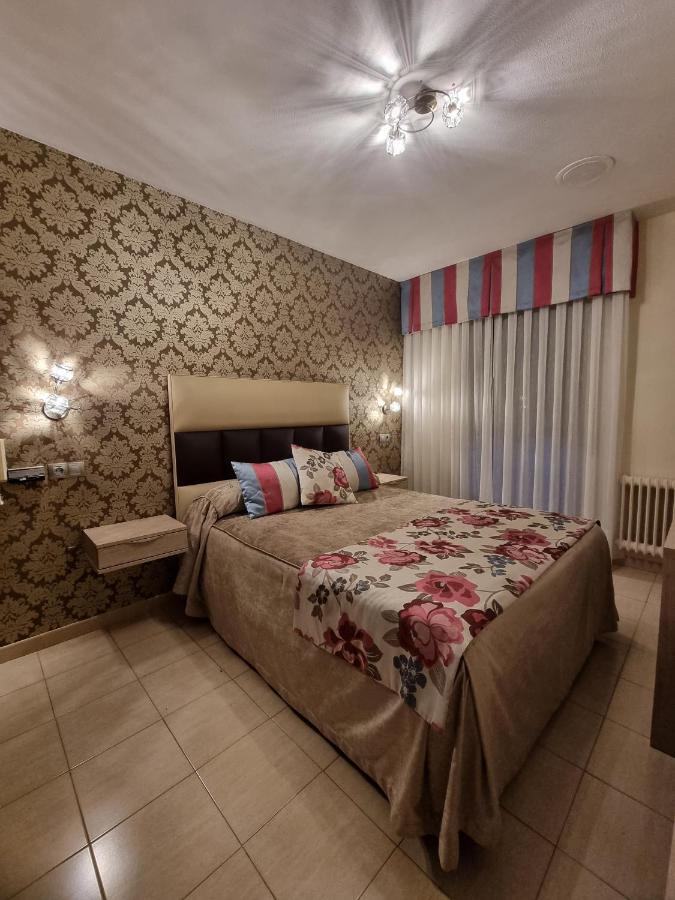 Hostal Sainz Riaño Exteriör bild