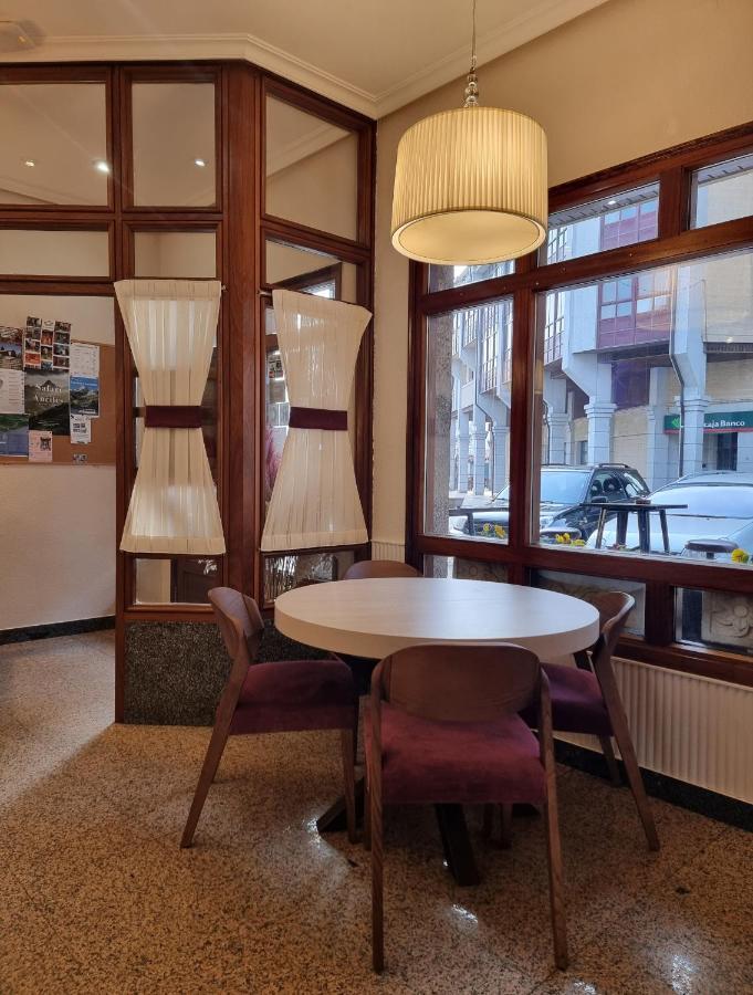 Hostal Sainz Riaño Exteriör bild
