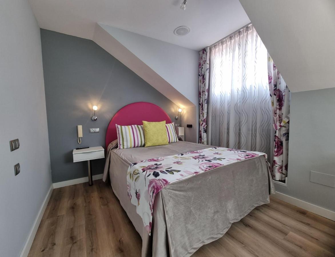 Hostal Sainz Riaño Exteriör bild