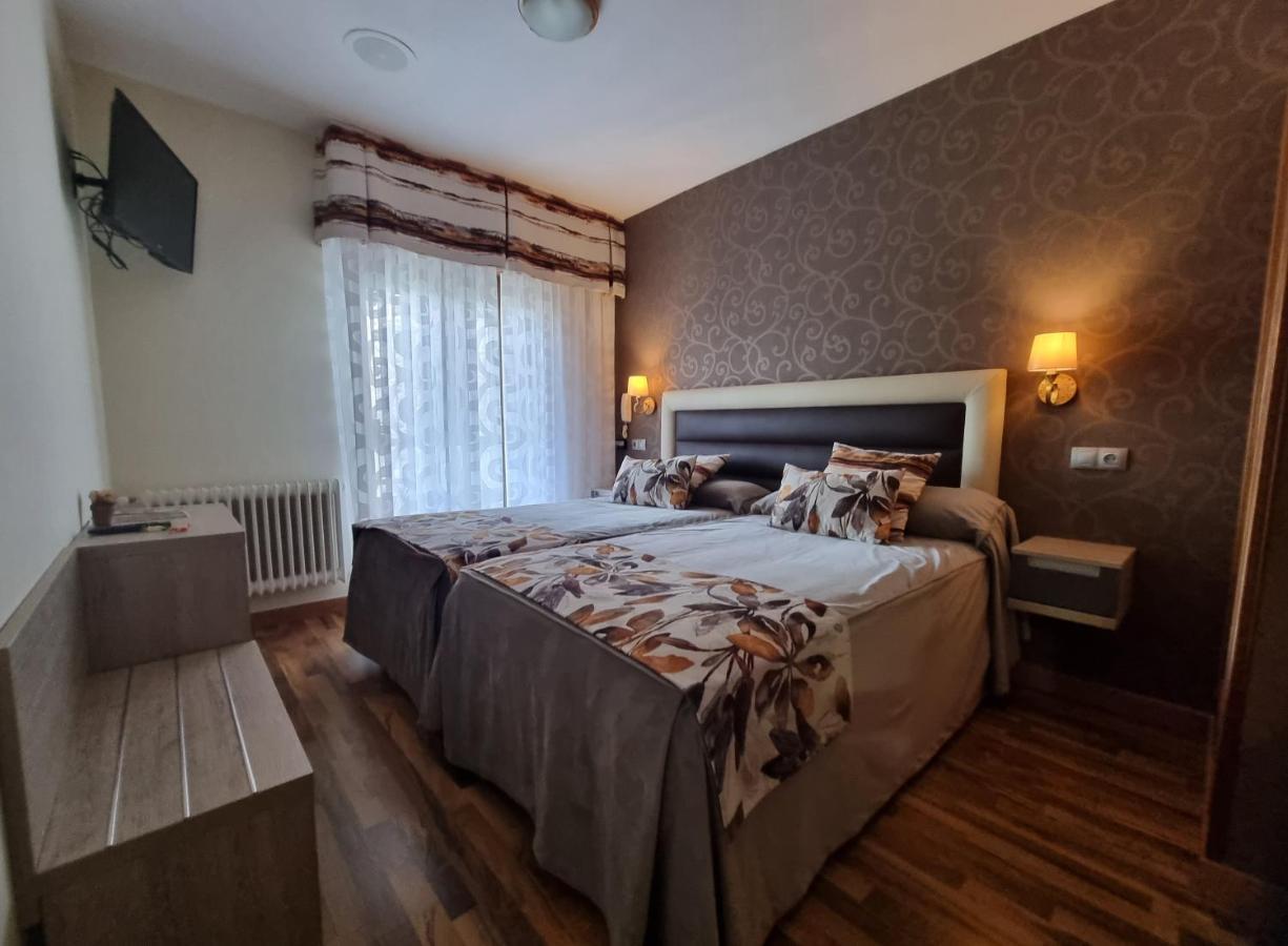 Hostal Sainz Riaño Exteriör bild